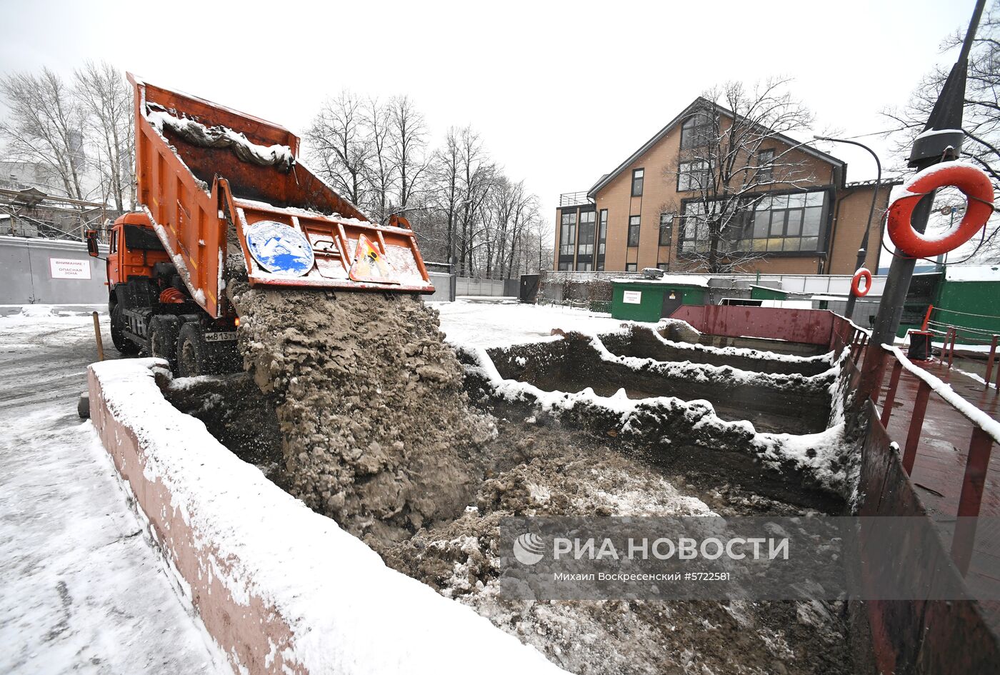 Работа снегоплавильного пункта "Мосводостока" 