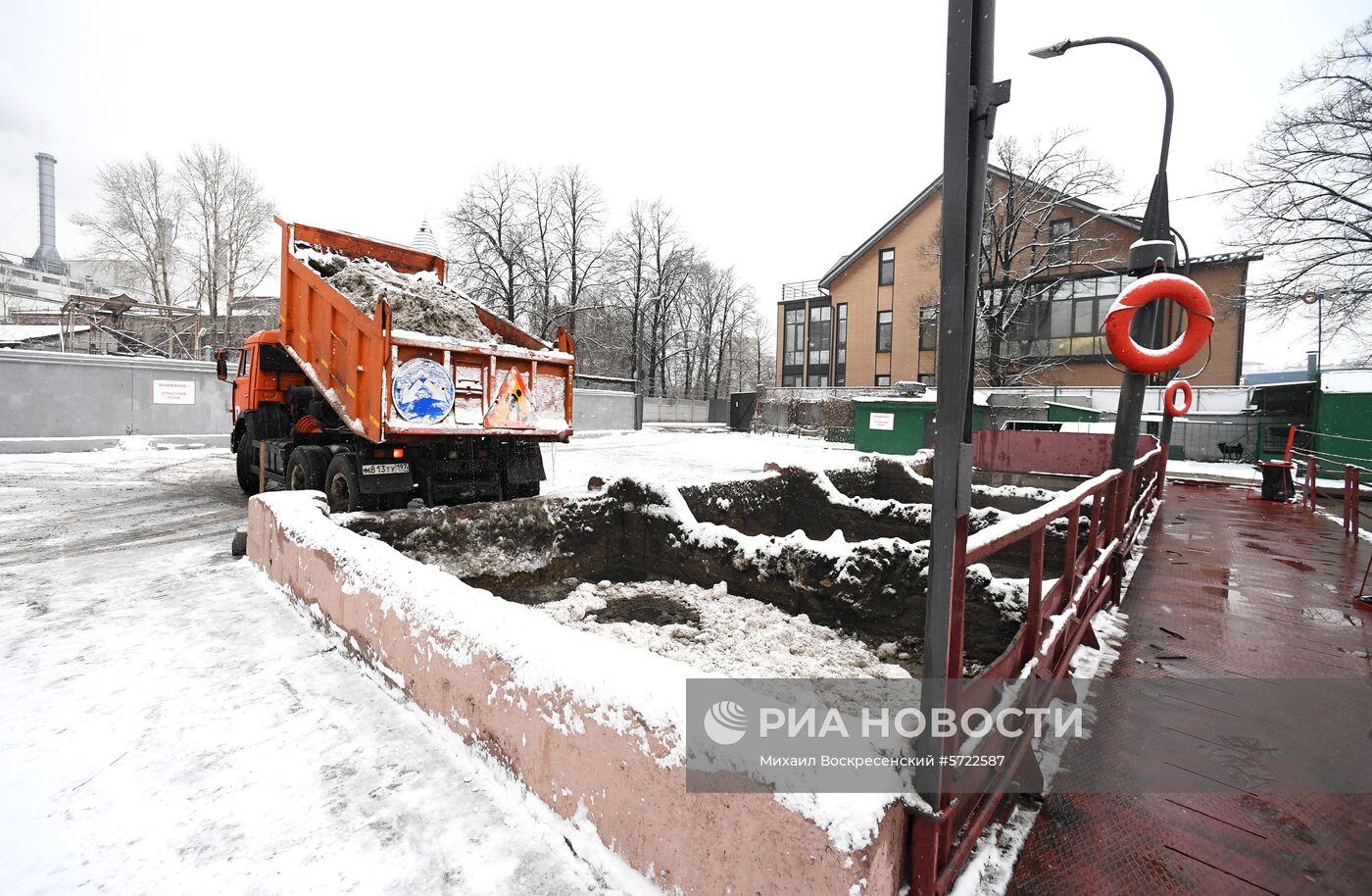 Работа снегоплавильного пункта "Мосводостока" 