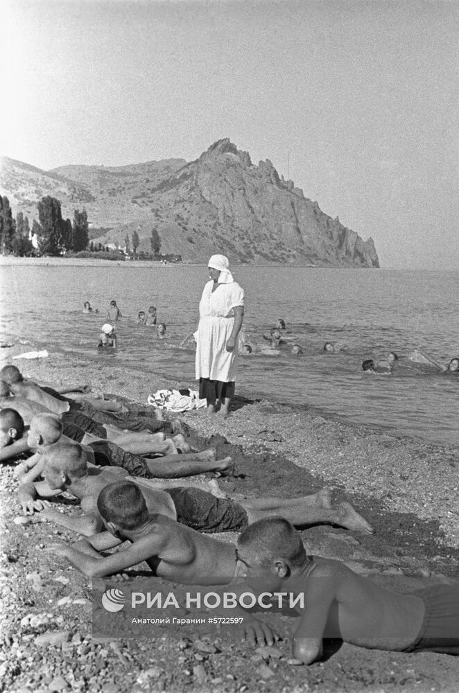 Пионере загорают. Пляж пионерский лагерь артек 1934. Пионерский лагерь артек 1930. Лагерь артек солнечные ванны. Артек 1940.
