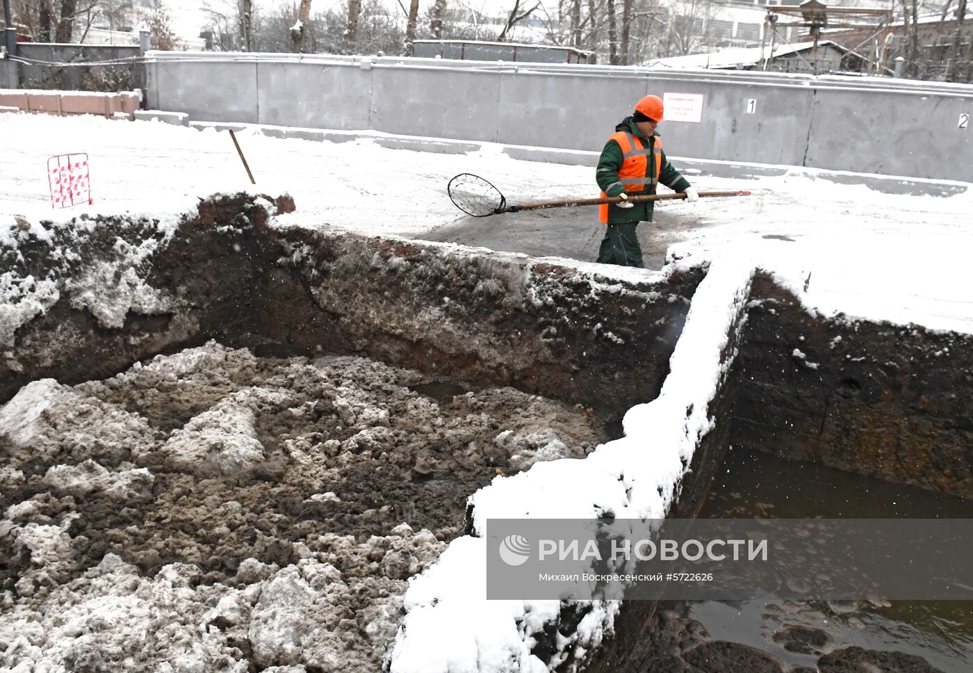 Работа снегоплавильного пункта "Мосводостока" 