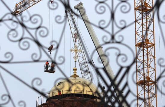 Установка куполов на храме Александра Невского в Волгограде