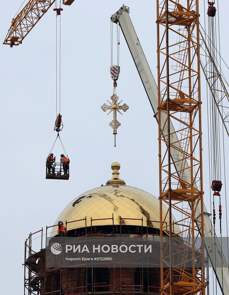 Установка куполов на храме Александра Невского в Волгограде