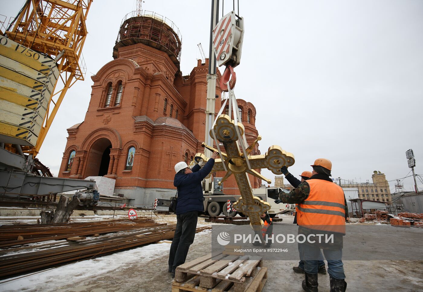 Установка куполов на храме Александра Невского в Волгограде