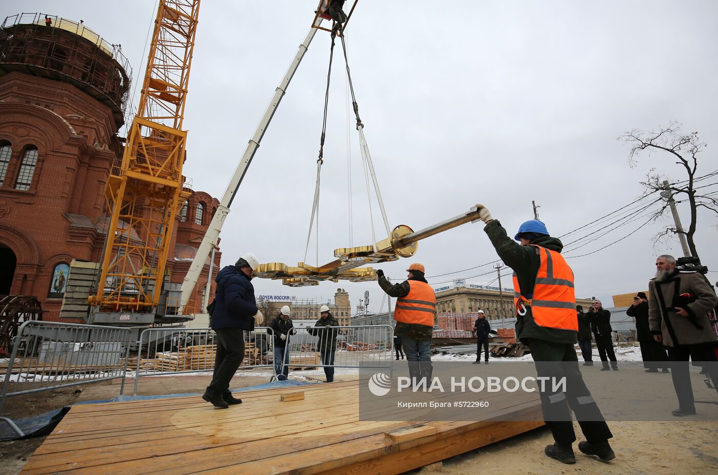 Установка куполов на храме Александра Невского в Волгограде