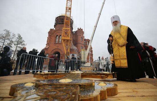 Установка куполов на храме Александра Невского в Волгограде