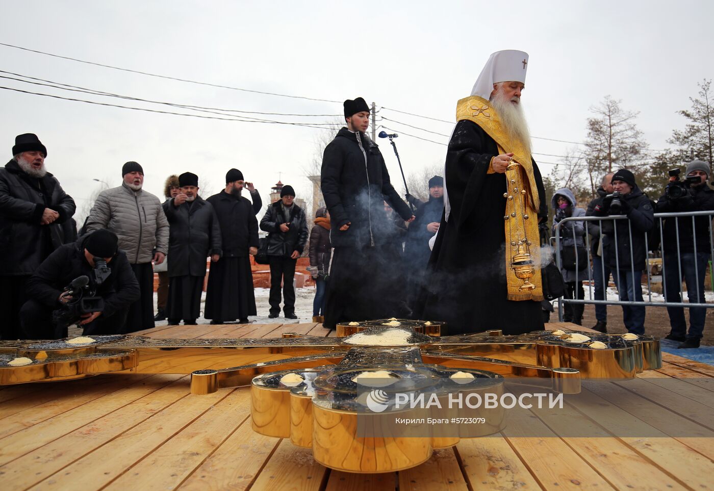 Установка куполов на храме Александра Невского в Волгограде