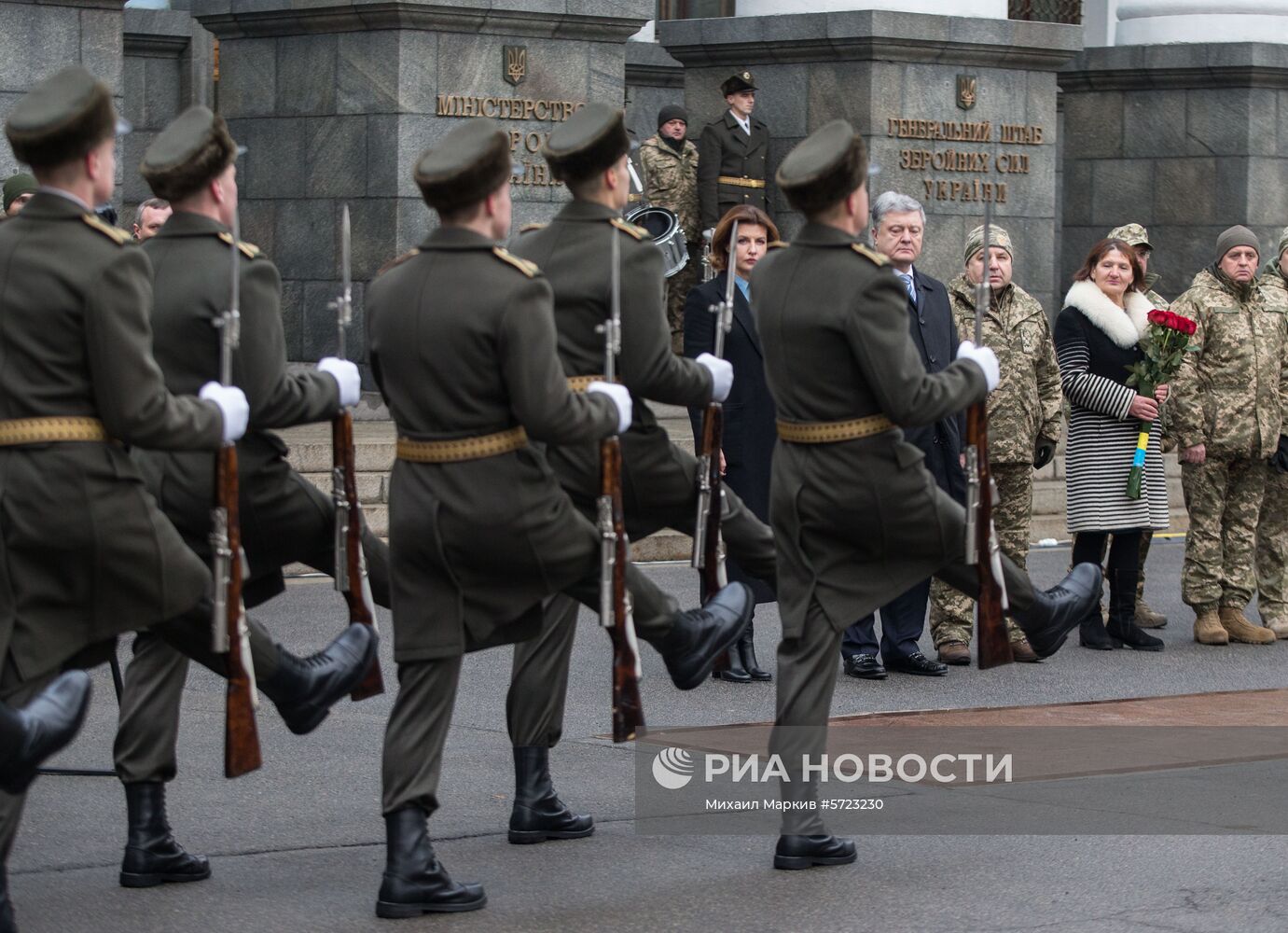 Президент Украины П. Порошенко посетил траурные мероприятия памяти погибших украинских воинов