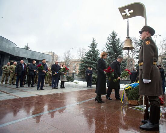Президент Украины П. Порошенко посетил траурные мероприятия памяти погибших украинских воинов