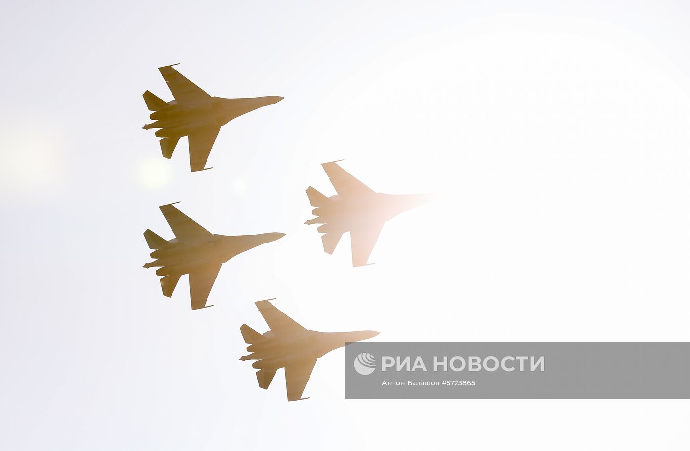 Выступление пилотажной группы "Соколы России" во Владивостоке