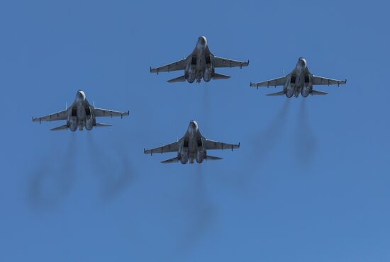 Выступление пилотажной группы "Соколы России" во Владивостоке