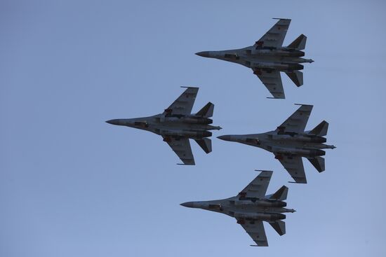 Выступление пилотажной группы "Соколы России" во Владивостоке