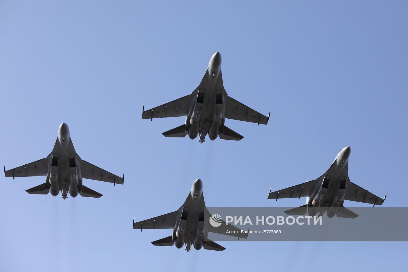 Выступление пилотажной группы "Соколы России" во Владивостоке