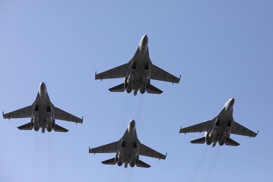 Выступление пилотажной группы "Соколы России" во Владивостоке