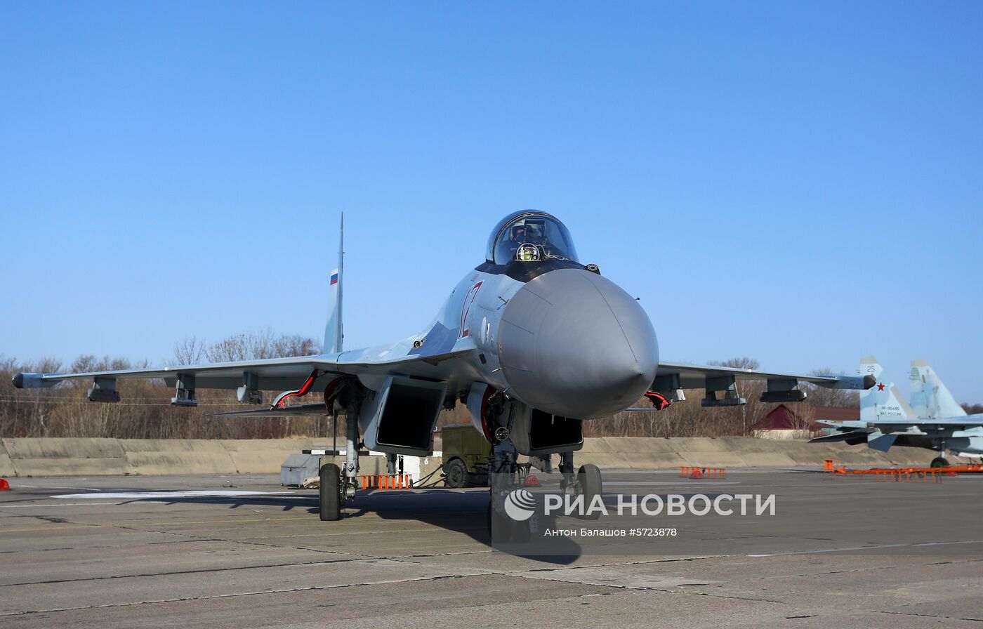 Выступление пилотажной группы "Соколы России" во Владивостоке