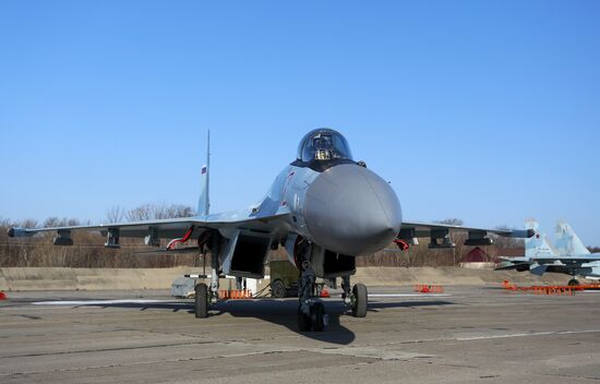 Выступление пилотажной группы "Соколы России" во Владивостоке