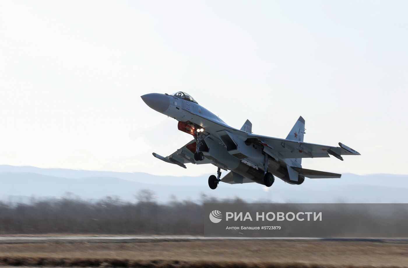 Выступление пилотажной группы "Соколы России" во Владивостоке