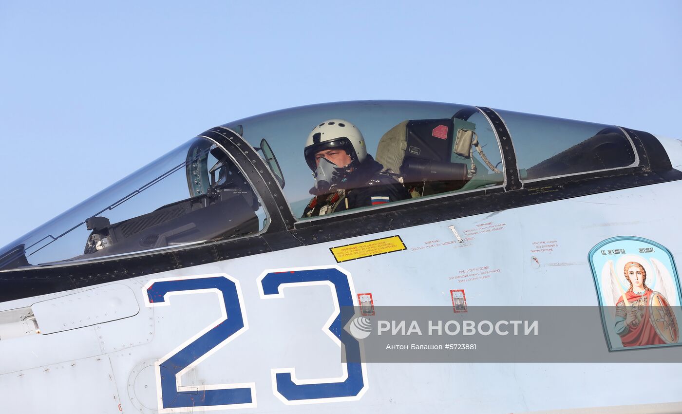 Выступление пилотажной группы "Соколы России" во Владивостоке