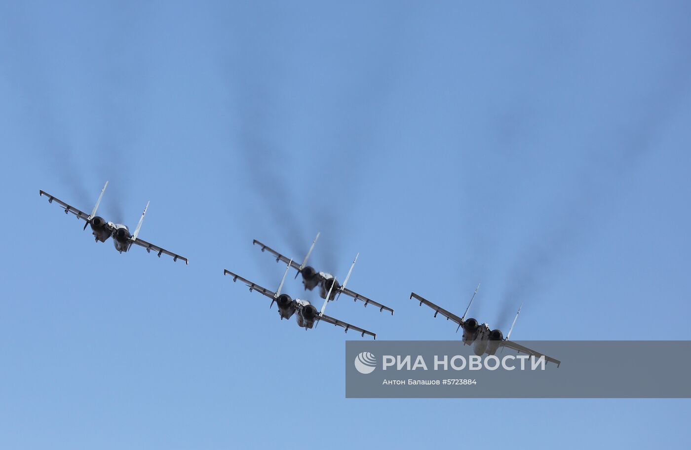 Выступление пилотажной группы "Соколы России" во Владивостоке