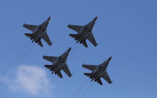 Выступление пилотажной группы "Соколы России" во Владивостоке