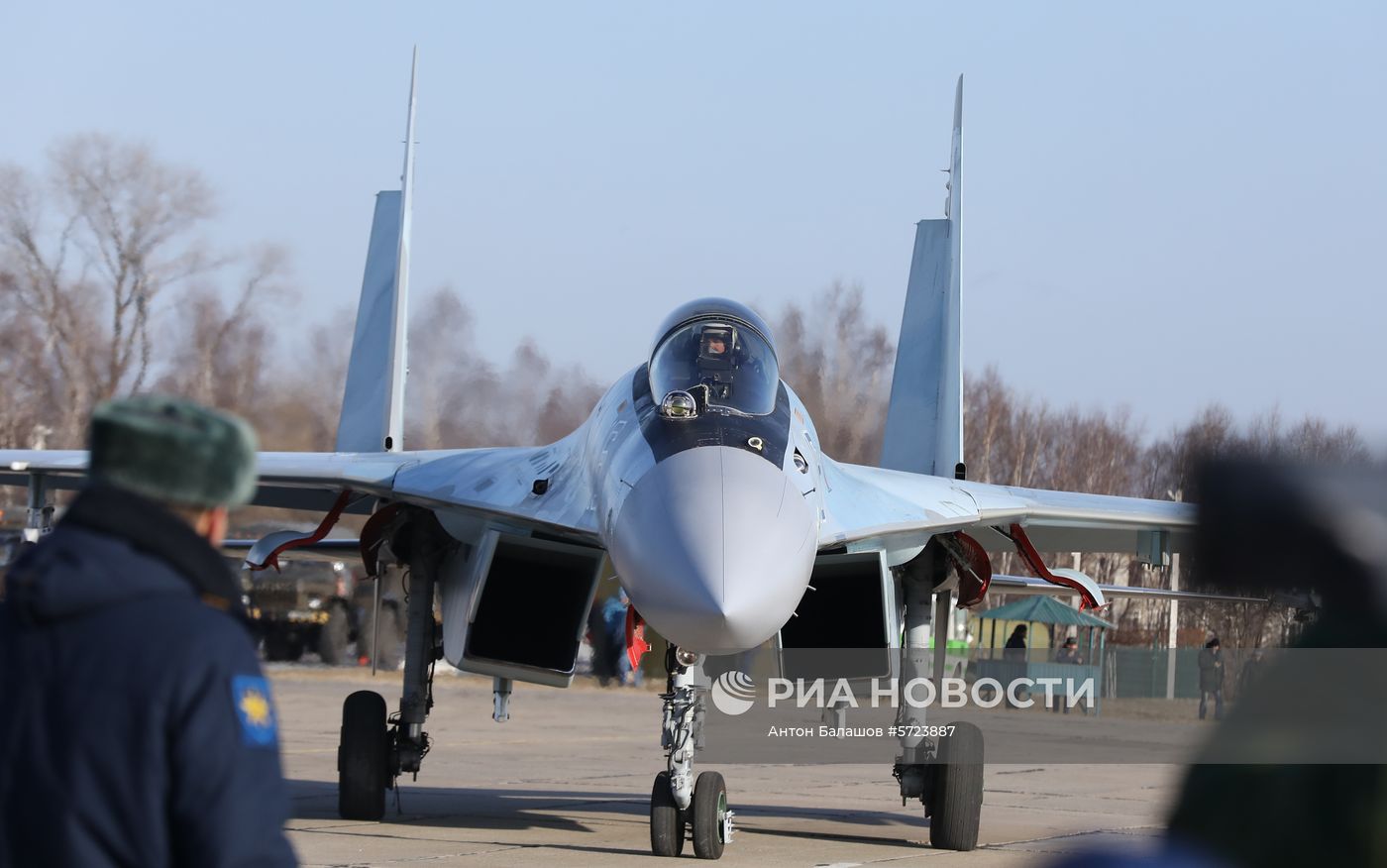 Выступление пилотажной группы "Соколы России" во Владивостоке