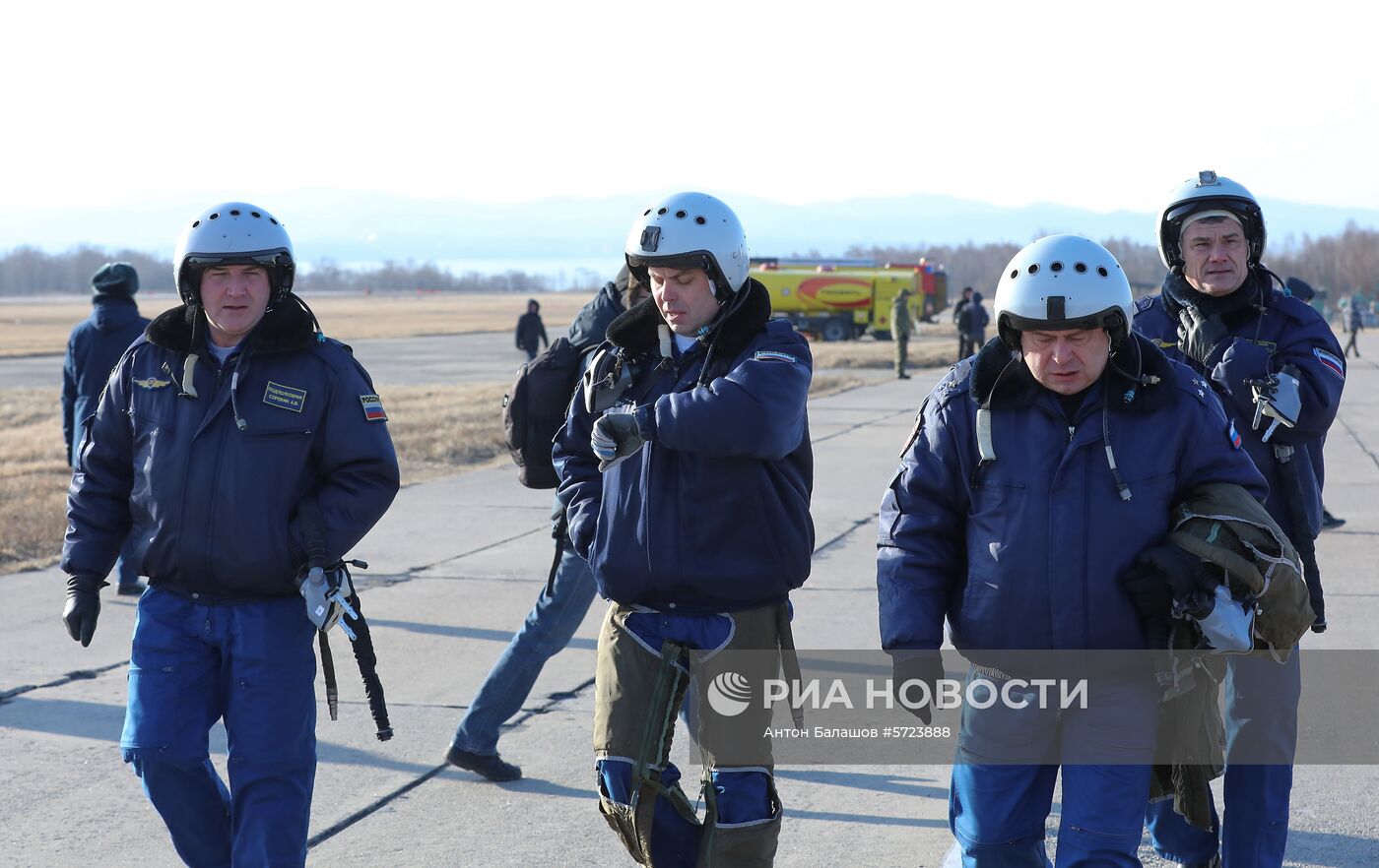 Выступление пилотажной группы "Соколы России" во Владивостоке
