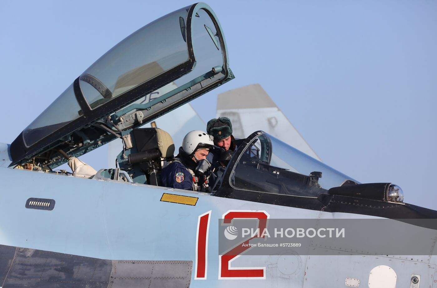 Выступление пилотажной группы "Соколы России" во Владивостоке