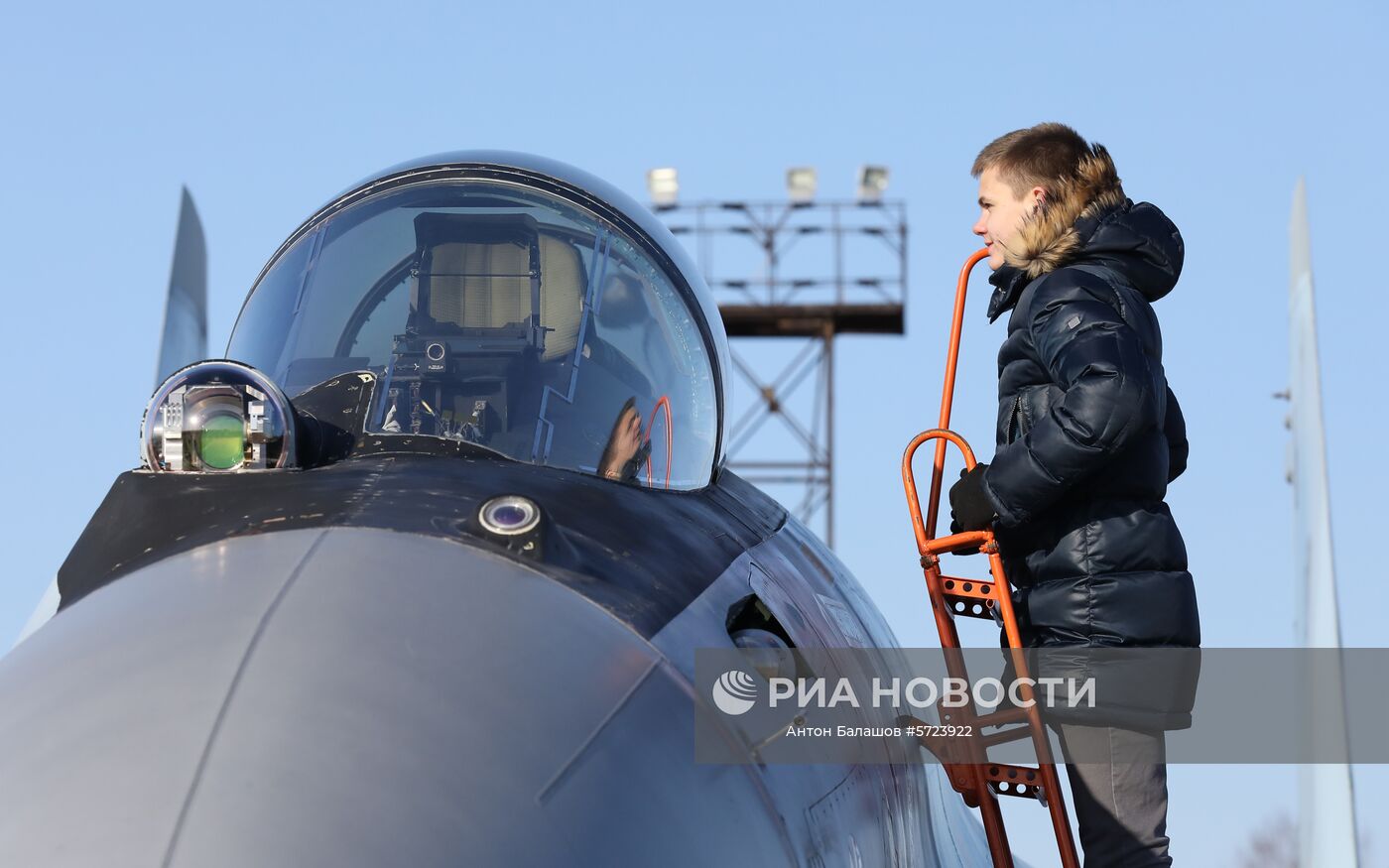 Выступление пилотажной группы "Соколы России" во Владивостоке