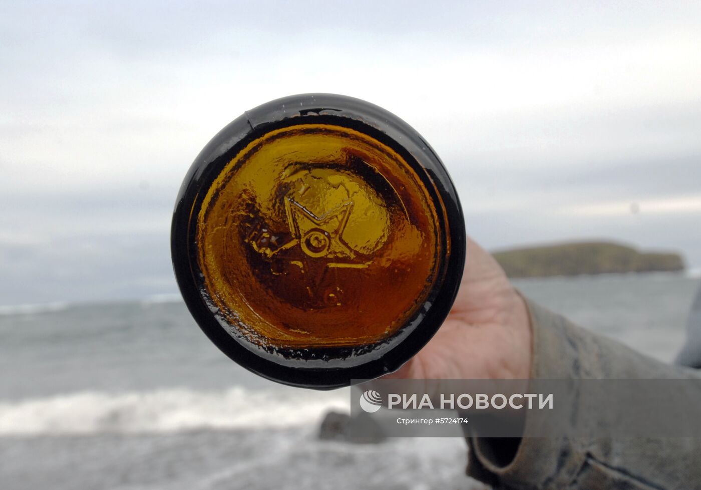 Японская пивная бутылка, найденная на побережье на острове Шикотан. Место: Россия, Сахалинская область. Автор: Стрингер/РИА Новости. Виды России. Курильские острова
