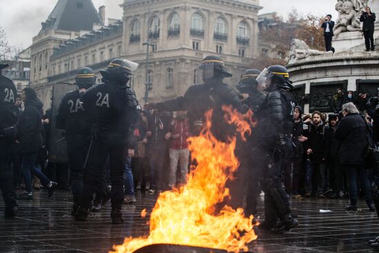 Акция протеста лицеистов в Париже
