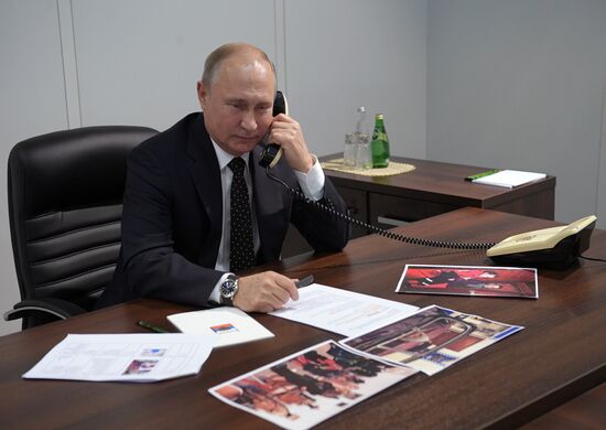 Президент РФ В. Путин поговорил по телефону с участницей проекта "Мечтай со мной" В. Макаровой 