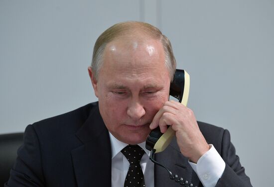 Президент РФ В. Путин поговорил по телефону с участницей проекта "Мечтай со мной" В. Макаровой 