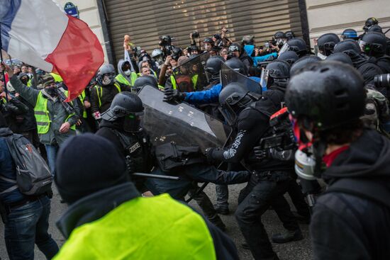 Акция протеста автомобилистов в Париже