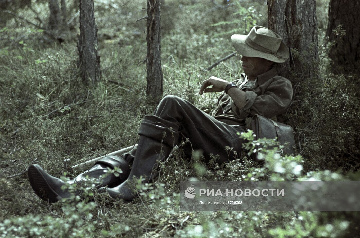 Геолог на привале в тайге