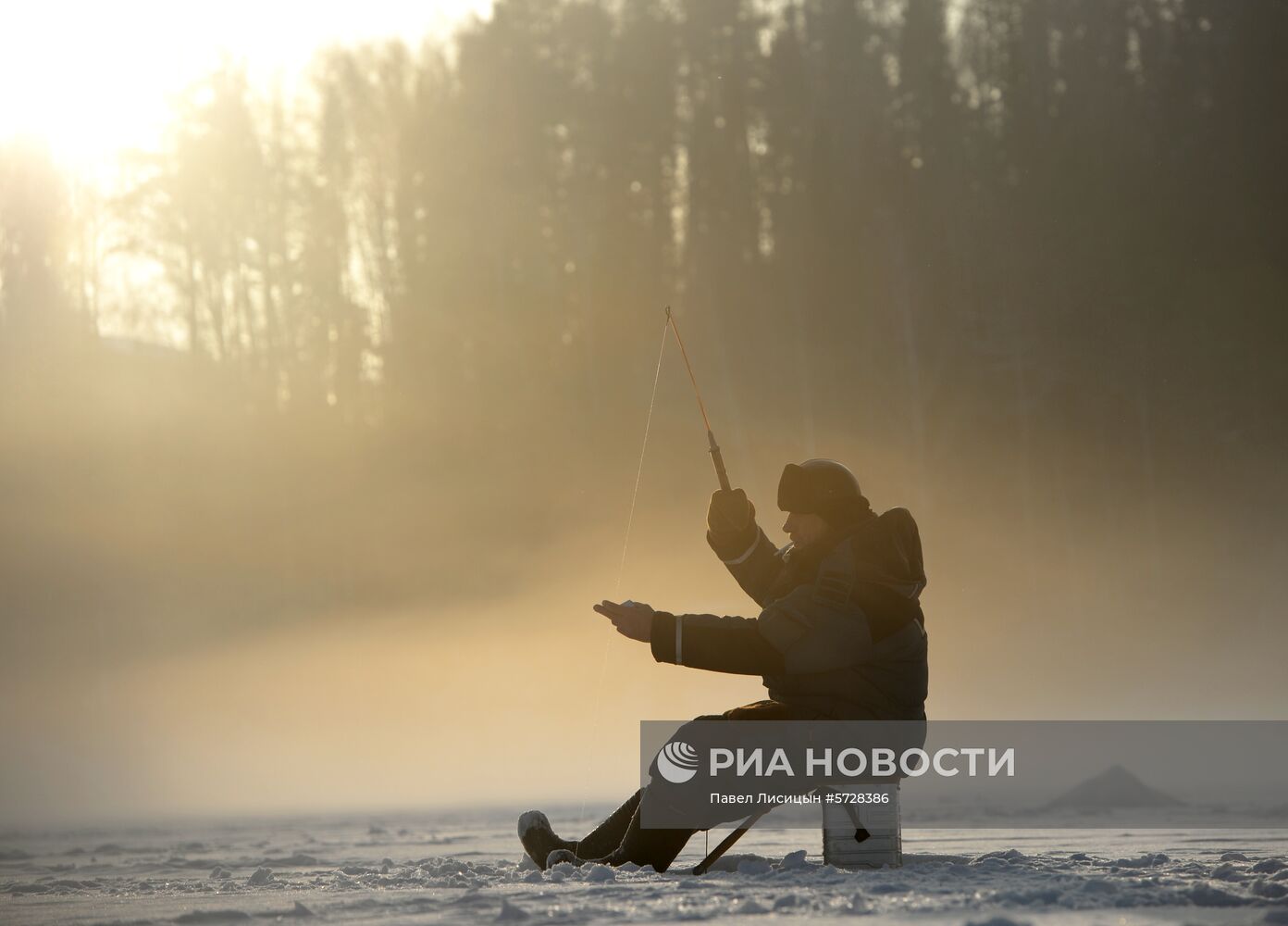 Подледная рыбалка на озере Таватуй в Свердловской области 