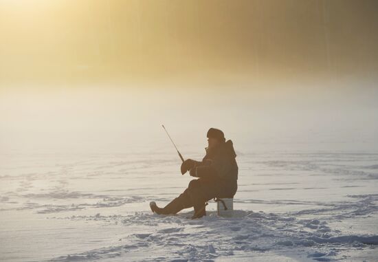Подледная рыбалка на озере Таватуй в Свердловской области 