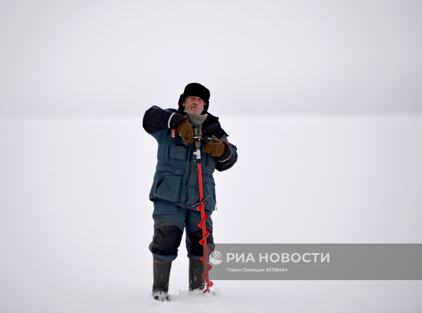 Подледная рыбалка на озере Таватуй в Свердловской области 