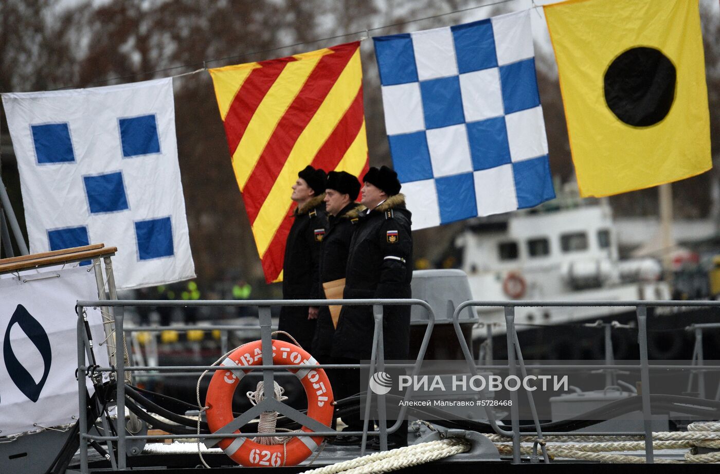 Поднятие флага на корабле «Орехово-Зуево" Севастополе