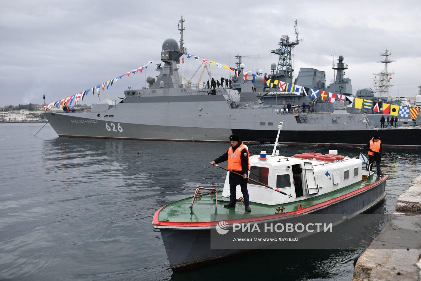 Поднятие флага на корабле «Орехово-Зуево" Севастополе