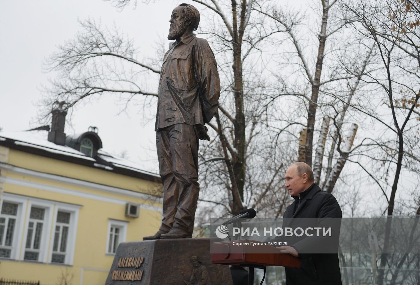 Президент РФ В. Путин принял участие в церемонии открытия памятника писателю А. Солженицыну
