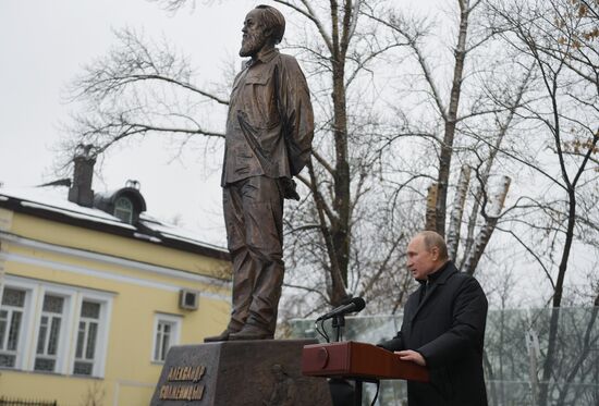 Президент РФ В. Путин принял участие в церемонии открытия памятника писателю А. Солженицыну