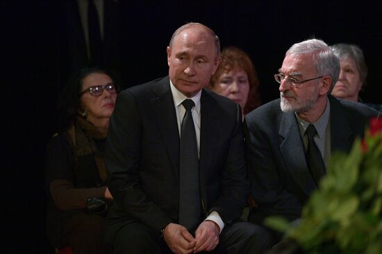 Президент РФ В. Путин принял участие в церемонии прощания с правозащитницей Л. Алексеевой