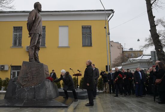 Президент РФ В. Путин принял участие в церемонии открытия памятника писателю А. Солженицыну