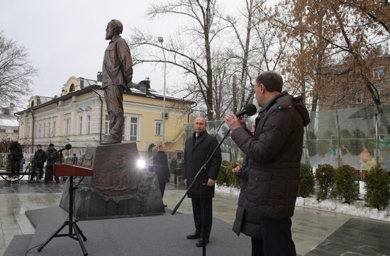 Президент РФ В. Путин принял участие в церемонии открытия памятника писателю А. Солженицыну