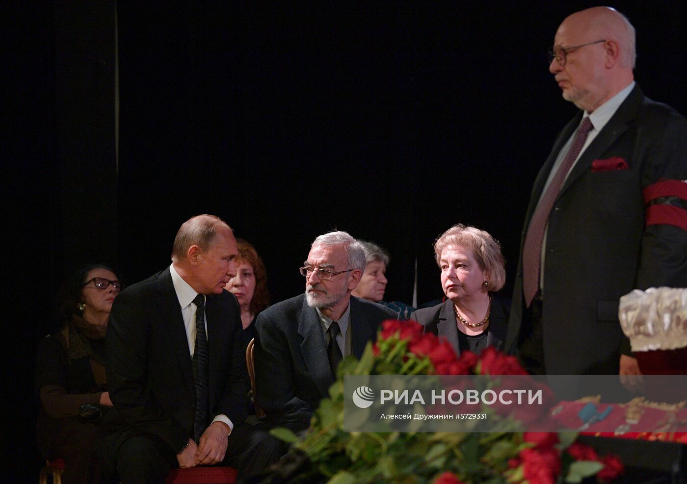Президент РФ В. Путин принял участие в церемонии прощания с правозащитницей Л. Алексеевой