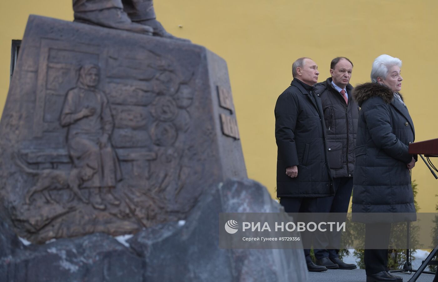 Президент РФ В. Путин принял участие в церемонии открытия памятника писателю А. Солженицыну