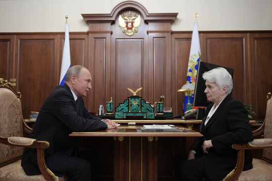 Президент РФ В. Путин встретился с президентом Русского общественного фонда А. Солженицына Н. Солженицыной 