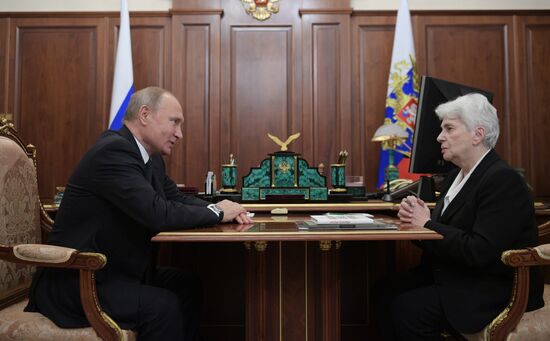 Президент РФ В. Путин встретился с президентом Русского общественного фонда А. Солженицына Н. Солженицыной 