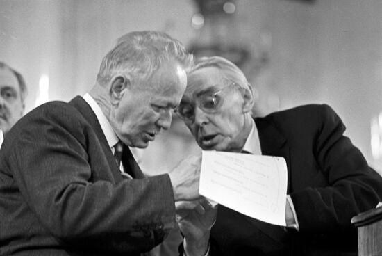 Советские писатели Михаил Шолохов и Константин Федин