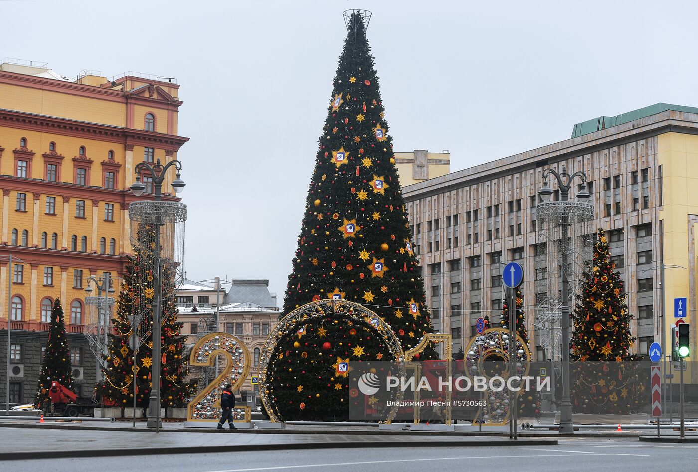 Монтаж новогодних конструкций в Москве 