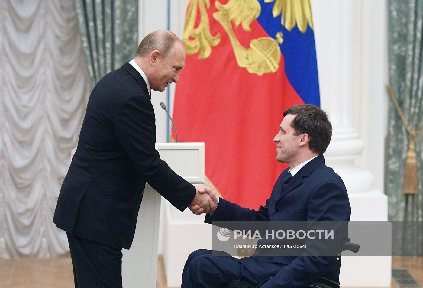 Президент РФ В. Путин вручил госпремии за выдающиеся достижения в правозащитной и благотворительной деятельности